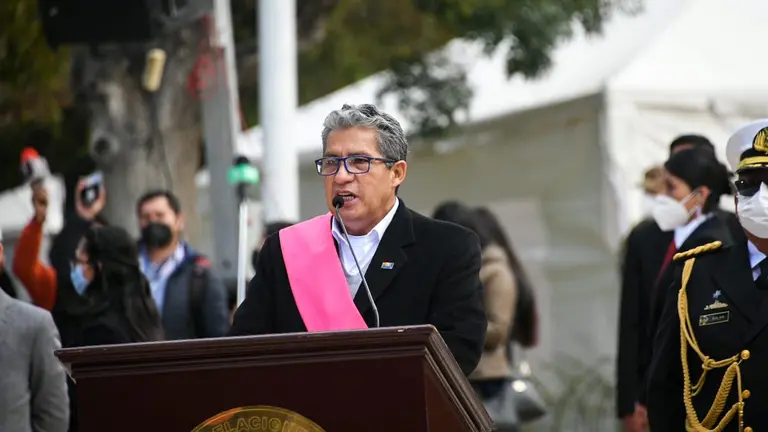 El ministro de Defensa Edmundo Novillo, durante su discurso en la plaza Abaroa en La Paz.