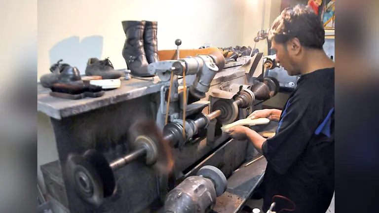 Un artesano hace zapatos en un taller de Cochabamba. DICO SOLÍS