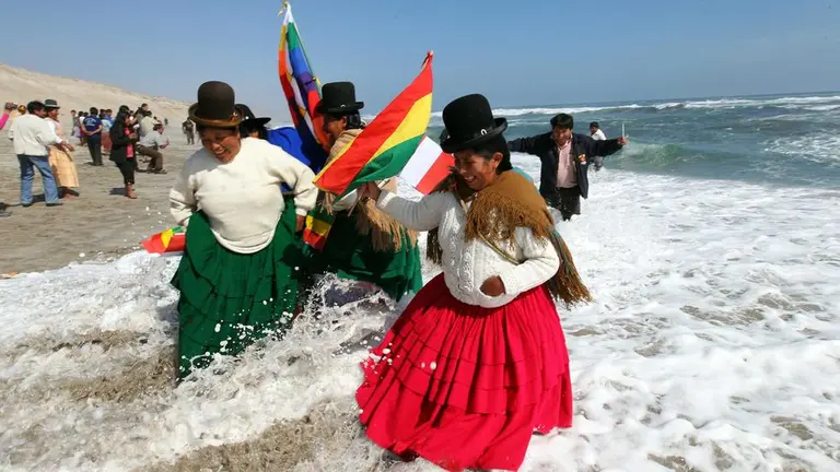 Mujeres bolivianas disfrutan de las costas del Pac&iacute;fico, en un espacio cedido por Per&uacute;. EL COMERCIO