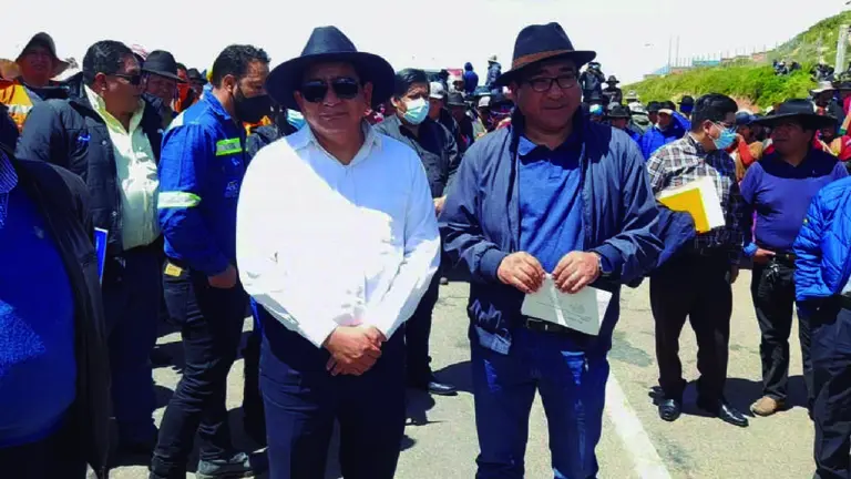 Los ministros &Eacute;dgar Monta&ntilde;o y N&eacute;stor Huanca. en el punto de conflicto en R&iacute;o Seco. APG