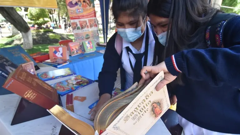 Estudiantes visitan un stand en la Feria del Libro de Sacaba.   NO&Eacute; PORTUGAL