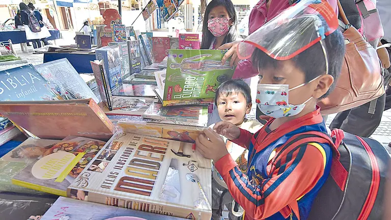 Ni&ntilde;os en una feria del libro en Sacaba. NOÉ PORTUGAL