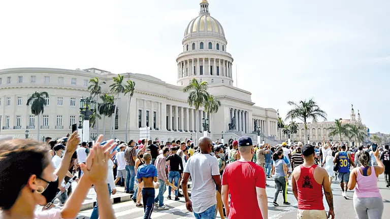 Personas se manifiestan frente al capitolio de Cuba en La Habana, el 11 de julio de 2021.  EFE