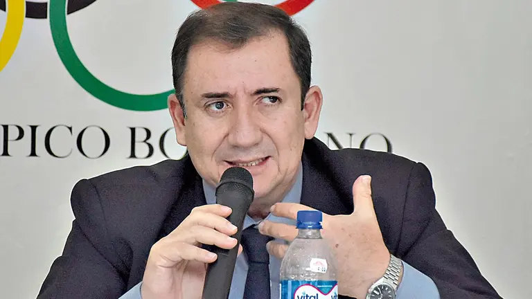 Marco Arze, titular del COB, en rueda de prensa. APG