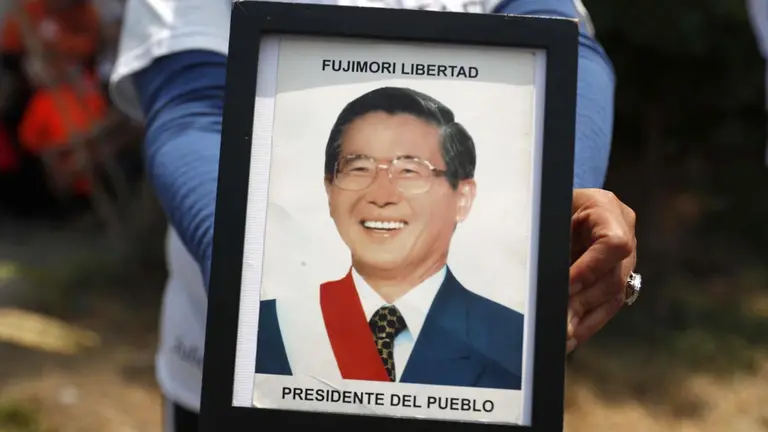 Seguidores del expresidente peruano Alberto Fujimori se manifiestan hoy en los exteriores de la División Nacional de Operaciones Especiales (Dinoes) de la Policía Nacional en Lima donde se encuentra recluido.&nbsp;EFE