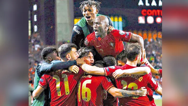 Los jugadores de Portugal celebran el triunfo ante Turquía, en Oporto. FPF