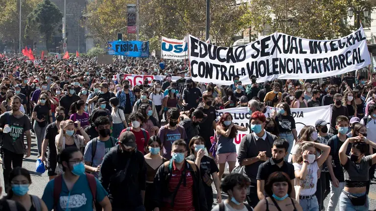 Miles de estudiantes secundarios y universitarios, convocados por diferentes organizaciones, participan de una marcha por el centro para exigir ayudas ante el encarecimiento del costo de vida, hoy en Santiago (Chile). EFE