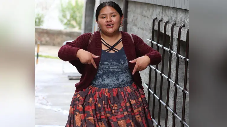 La joven aimara boliviana Alwa habla durante una entrevista con Efe en La Paz. EFE