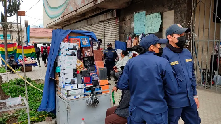 Los comerciantes que se reinstalaron en el sector del Correo y la presencia de guardias municipales, este s&aacute;bado. NO&Eacute; POSTUGAL