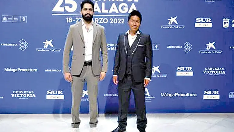 Alejandro Loayza (i) durante la premier de &ldquo;Utama&rdquo; en el Festival de Málaga. EL PAÍS