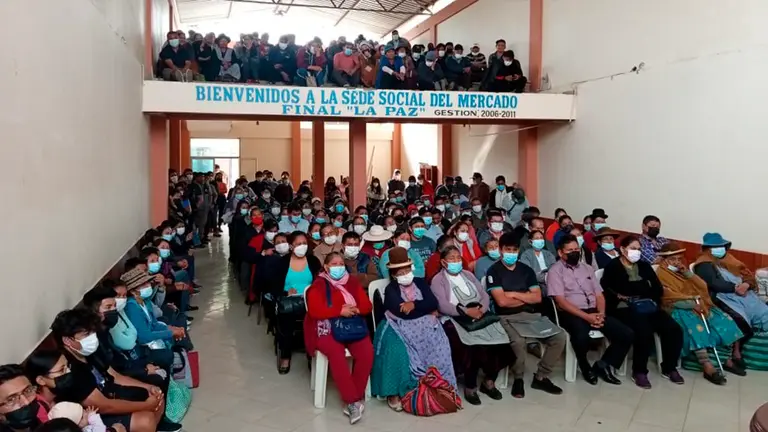 Los comerciantes reunidos durante una asamblea.
