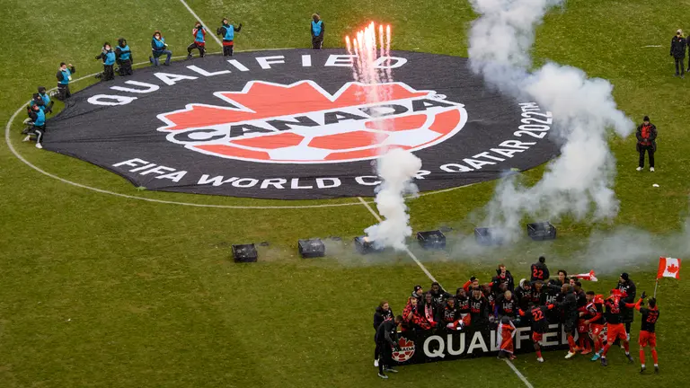 Jugadores de Canadá festejan su clasificación a la Copa del Mundo Catar 2022. EFE