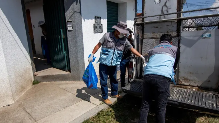 Personal municipal en la intervenci&oacute;n en la zona de Ticti Norte. ALCALD&Iacute;A DE COCHABAMBA
