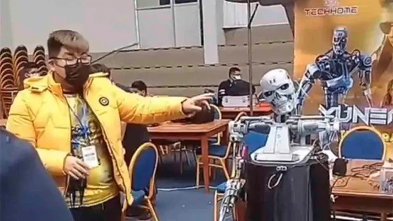 Uno de los hermanos Wang presentando el androide. Captura