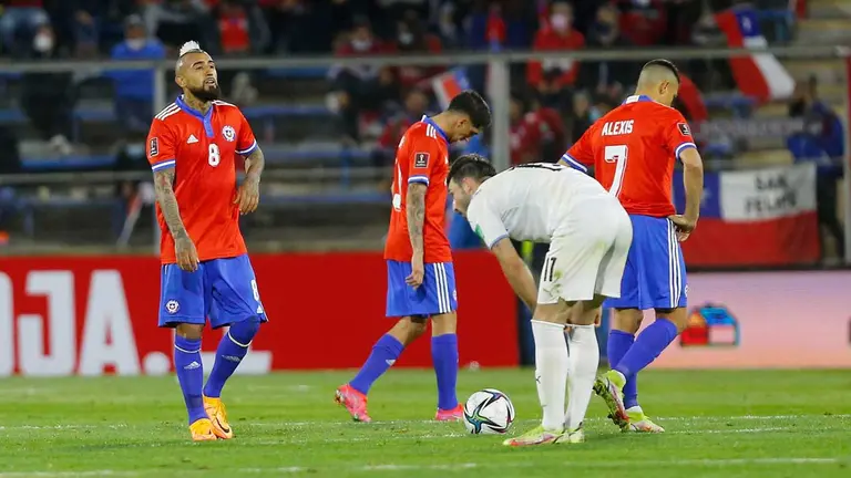 Jugadores de Chile fueron registrados este martes al lamentar su derrota 0-2 ante Uruguay, al final de un partido de las eliminatorias sudamericanas al Mundial de Catar 2022, en Santiago de Chile. EFE