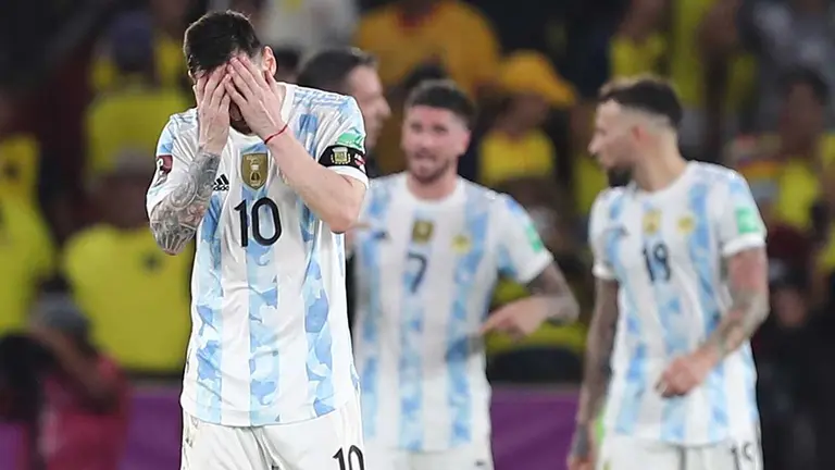 Lionel Messi de Argentina se lamenta hoy, durante el partido entre Ecuador y Argentina por las eliminatorias sudamericanas para el mundial de la FIFA Catar 2022, en Guayaquil. EFE