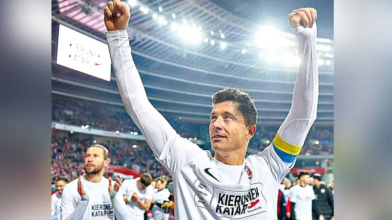 Robert Lewandowski saluda a su afición. FEDERACIÓN DE POLONIA