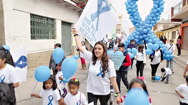 Brisa de Angulo durante una marcha contra la violencia sexual a niños, niñas y adolescentes. CORTESÍA
