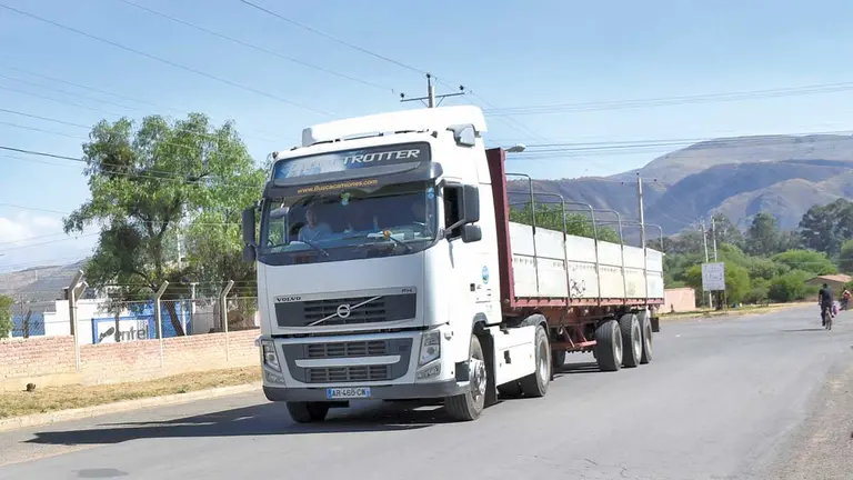 Un camión con carga ingresa al Parque Industrial por una de las vías de acceso. DICO SOLÍS