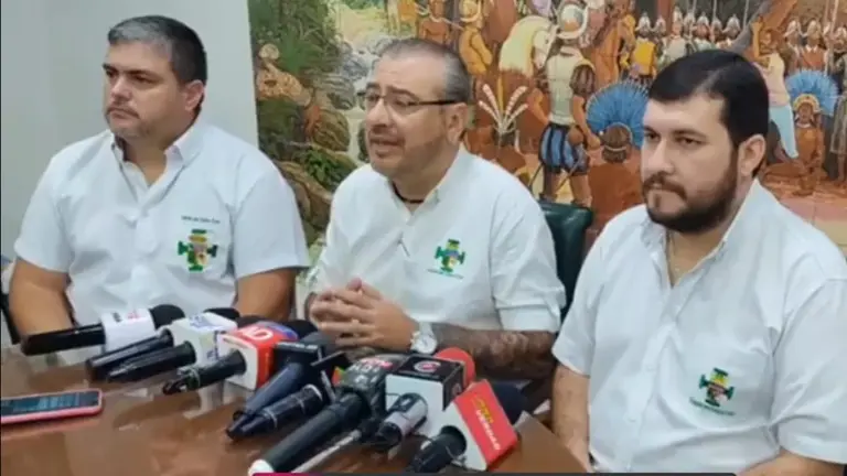 Fernando Larach (i) y Stello Cochamanidis (d), junto a R&oacute;mulo Calvo (c). ARCHIVO