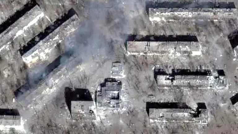 Imagen satelital que muestra edificios residenciales arrasados por bombardeos en Ucrania. MAXAR-BBC