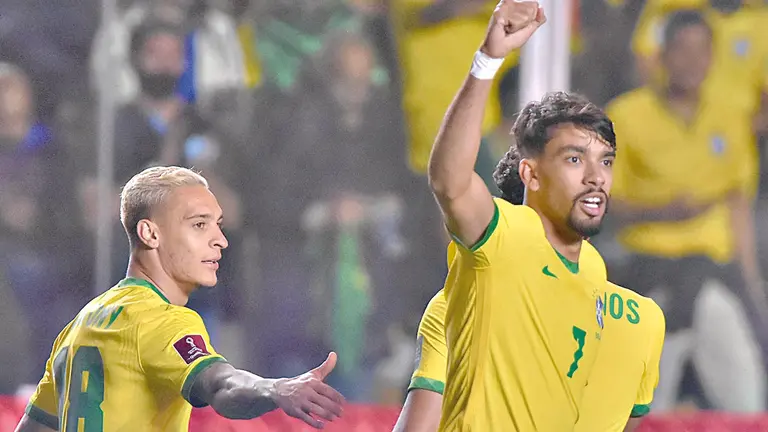 Lucas Paqueta (d) celebra el triunfo que logró ante Bolivia en La Paz. APG