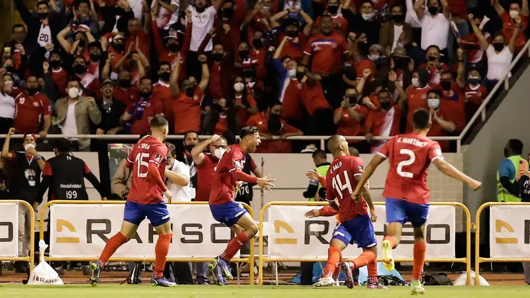 Jugadores de Costa Rica celebran un gol contra Estados Unidos. EFE