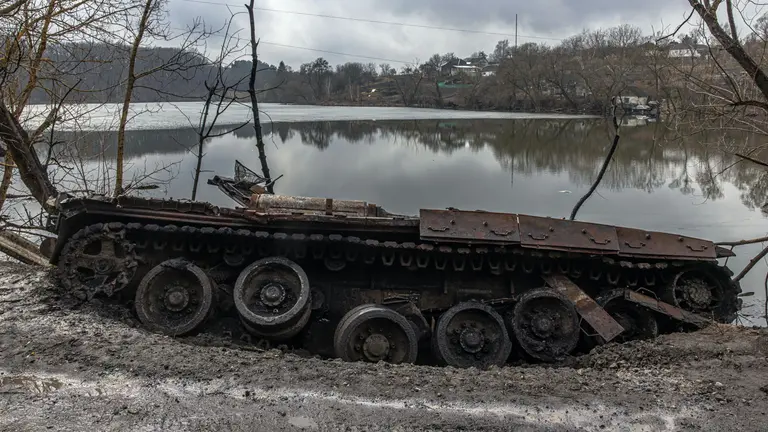 Vista de un tanque ruso destruido en la ciudad de Trostyanets, en la regi&Ucirc;n de Sumy en Ucrania. EFE/ Roman Pilipey

