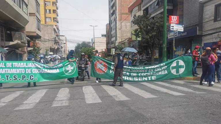 La protesta de los trabajadores de salud en el centro de la ciudad de Cochabamba, este jueves. MELISSA REVOLLO