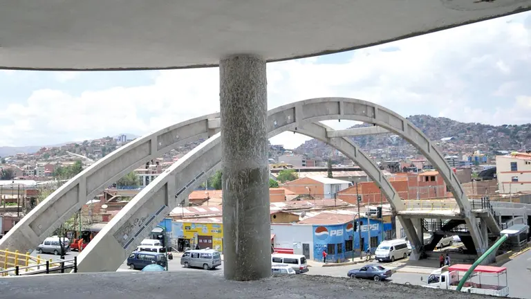 El puente de la avenida 6 de Agosto colapsó hace seis años y medio. NOÉ PORTUGAL