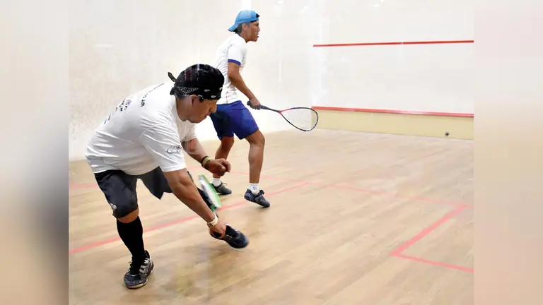 Una acción del partido que se disputa en un campeonato nacional de Squash. DICO SOLÍS