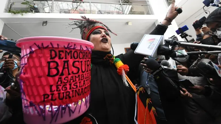 La activista Mar&iacute;a Galindo muestra el basurero en el que ha terminado su plan para cambiar la Defensor&iacute;a del Pueblo. APG