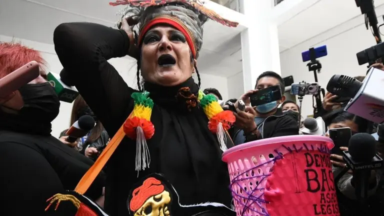 La activista pace&ntilde;a Mar&iacute;a Galindo, con un basurero para simbolizar un acto de protesta. APG