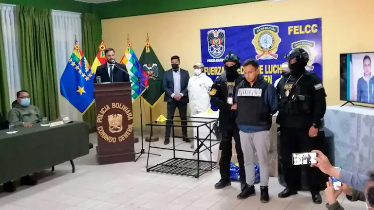 El ministro de Gobierno, presenta al principal sospechoso del crimen de Valeria Mercado. MG
