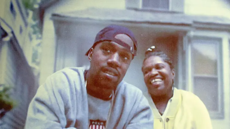 Un joven Kanye West con su madre. NETFLIX