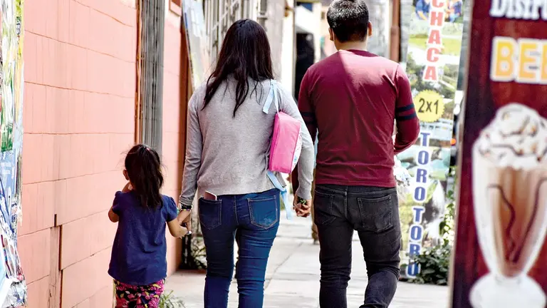 Una pareja pasea junto a su hija por la ciudad. DICO SOLÍS