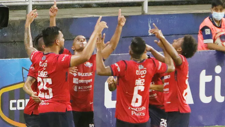 Jugadores de Wilstermann celebran un gol en el torneo Apertura.