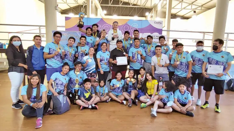 Equipo cochabambino celebra el título del campeonato. FBS