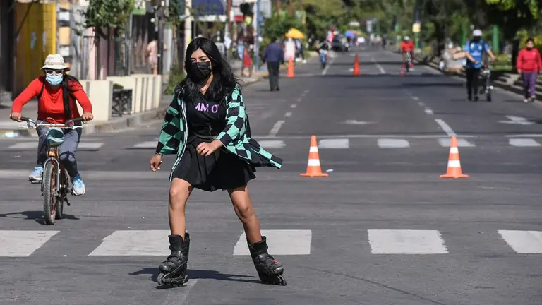 Una adolescente patina en el centro de la ciudad. Dico Sol&iacute;s