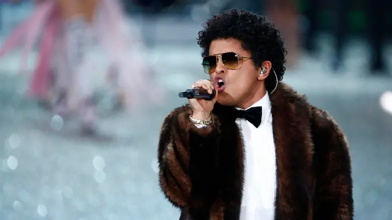 El cantante estadounidense Bruno Mars, integrante de Silk Sonic, en una fotograf&iacute;a de archivo. EFE/Ian Langsdon