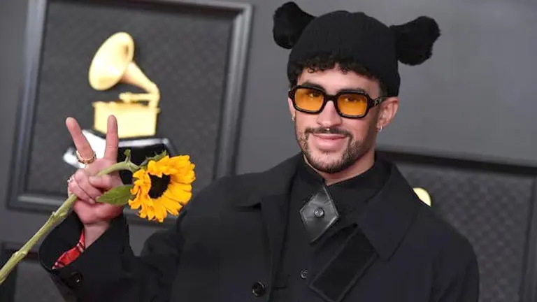 Bad Bunny posa junto a su Grammy. EFE