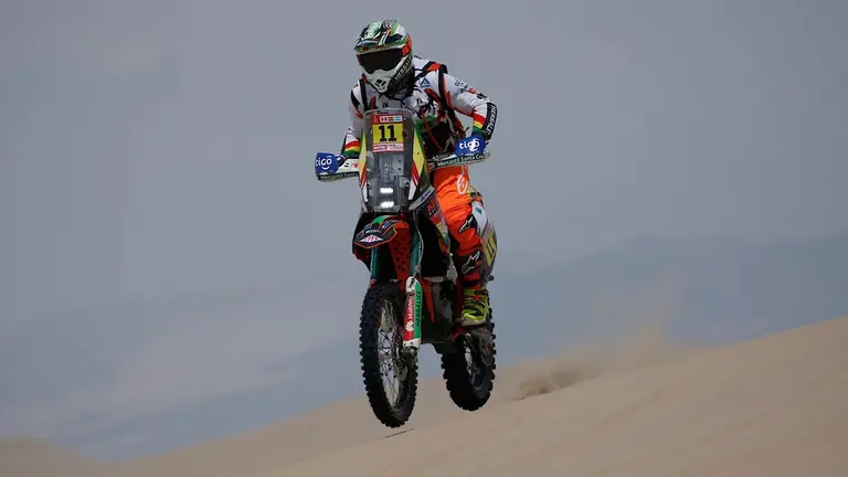 El piloto Juan Carlos Salvatierra, durante una competencia en el desierto. ARCHIVO