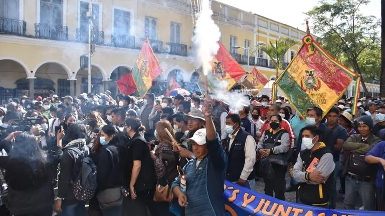 Los vecinos del Distrito 9 durante su protesta en la Plaza 14 de Septiembre. NO&Eacute; PORTUGAL