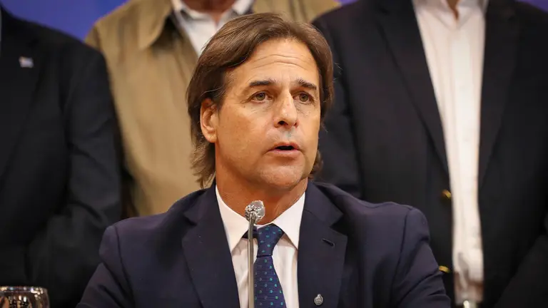 Imagen de archivo del presidente de Uruguay, Luis Lacalle Pou, habla durante una conferencia de prensa en Montevideo (Uruguay). EFE