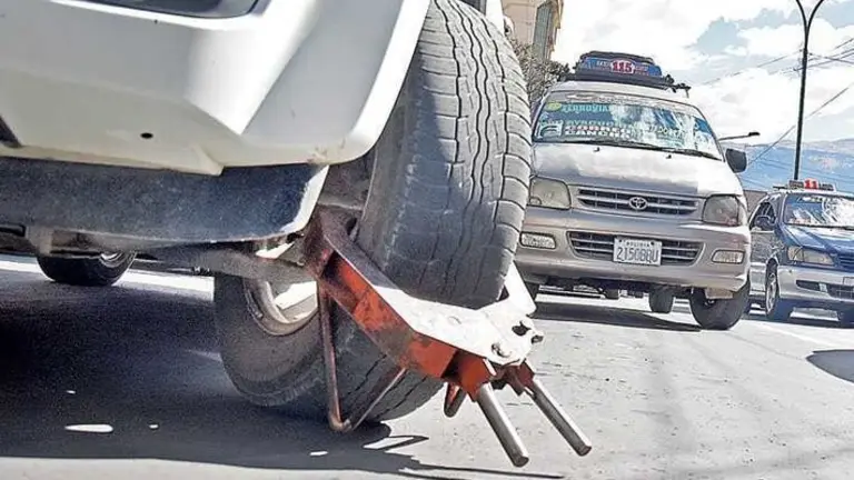 Un veh&iacute;culo inmovilizado en una de las calles de la ciudad de Cochabamba. OPINI&Oacute;N