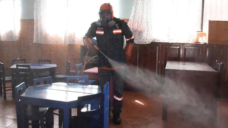 Un trabajador fumiga un ambiente del colegio San Francisco de Asis B.	    DICO SOL&Iacute;S