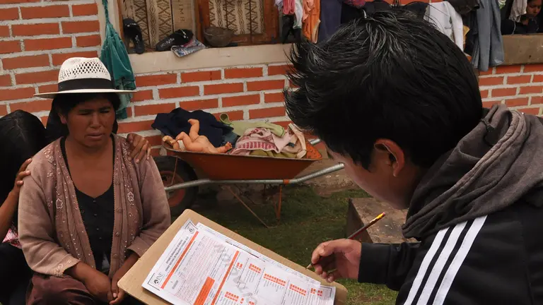 Una persona entrevista a una mujer en una prueba piloto para el Censo pasado.           ARCHIVO