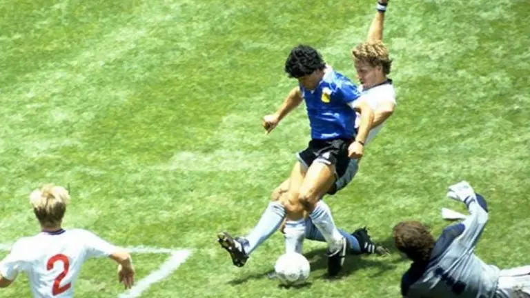 Diego Maradona, seguido por los jugadores ingleses, en el Mundial de 1986. MUNDO DEPORTIVO