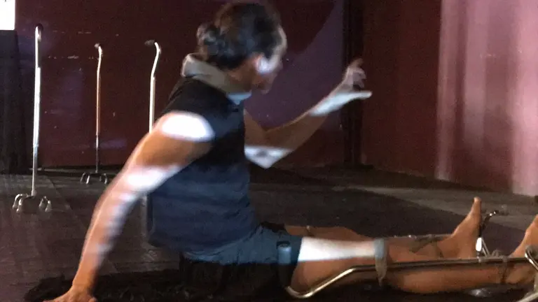 El actor Ariel Hurtado durante uno de los ensayos de "Pr&iacute;ncipe".       EL MASTICADERO