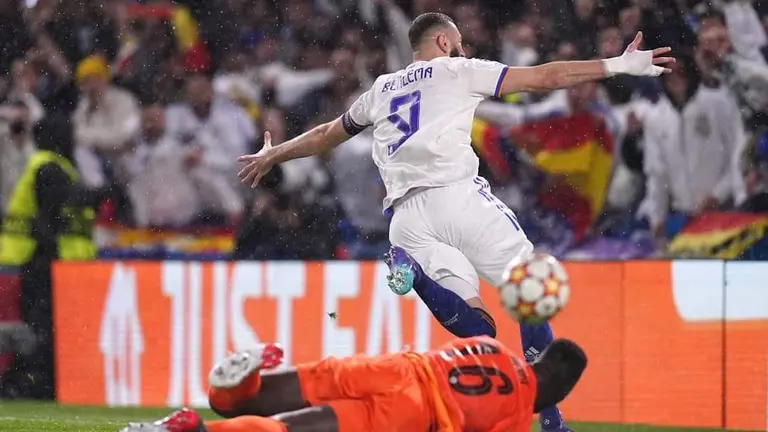 Karim Benzema celebra uno de sus tres goles en la victoria de Real Madrid sobre Chelsea en Londres. Facebook UEFA Champions League